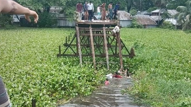 ব্রিজ ভেঙে খালে মাইক্রোবাস, ১০ বরযাত্রী নিহত