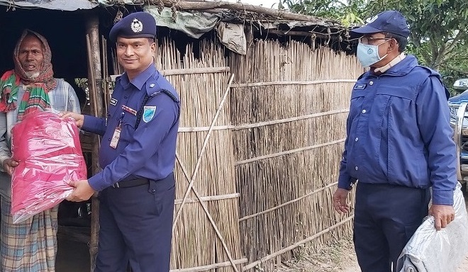 ঘরে ঘরে গিয়ে কম্বল দিচ্ছেন পুলিশ