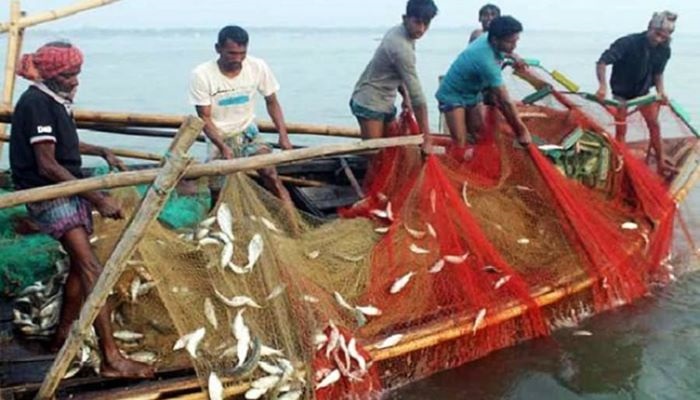 নিষেধাজ্ঞা শেষে ফের ইলিশ ধরা শুরু